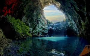 Пещерное озеро Мелиссани в Греции